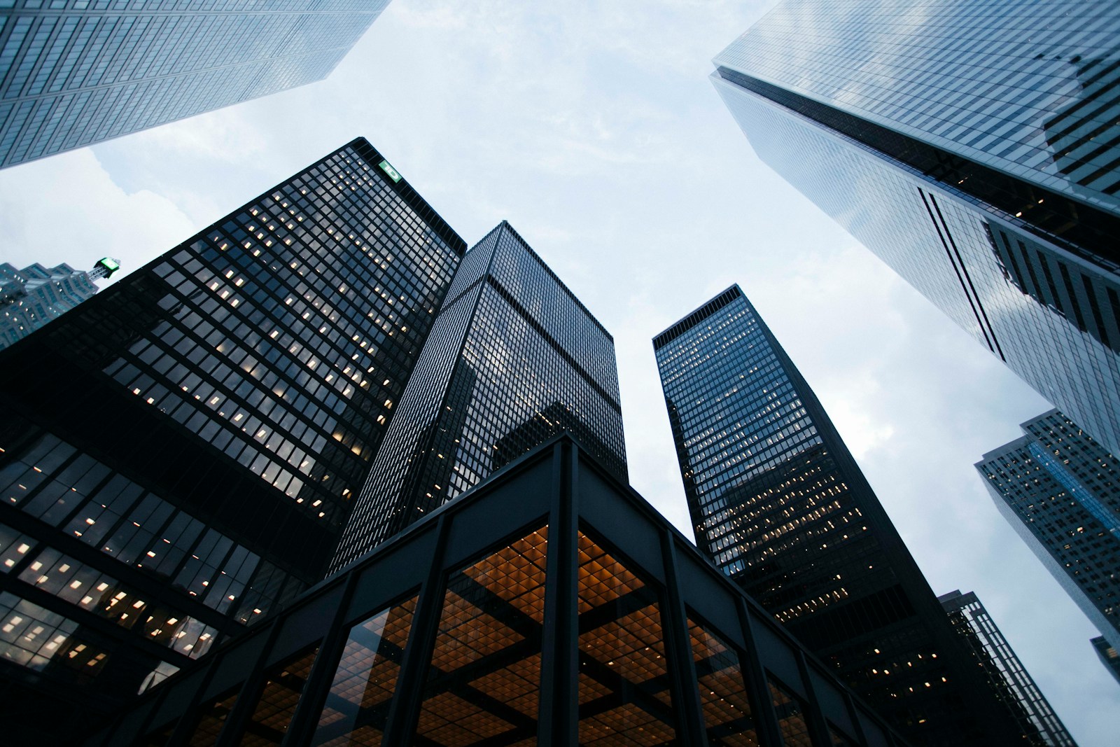 Alongside the burgeoning rise in ID fraud and candidate use of AI, 90% of businesses find candidate discrepancies during the screening process